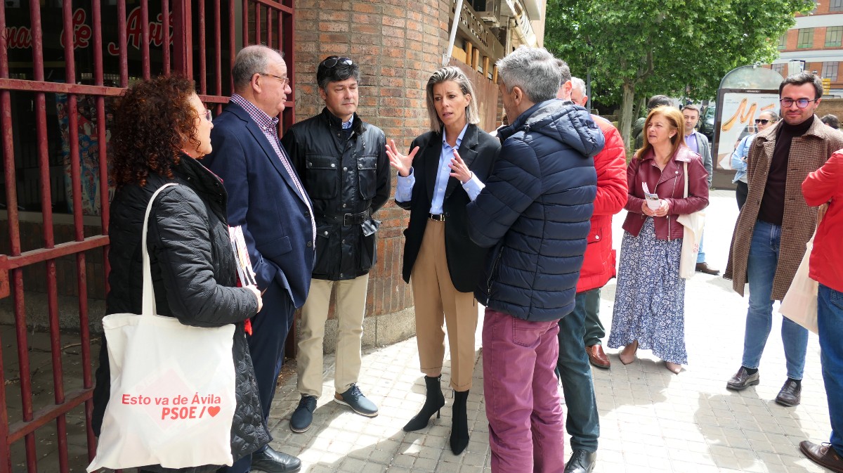 Marlaska con candidatos del PSOE ante la vieja estación de autobuses.