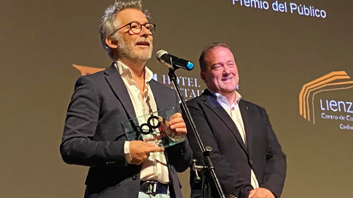 El director y guionista Pedro Solís recibe el Ávilacine de Honor del concejal de Cultura, Ángel Sánchez.