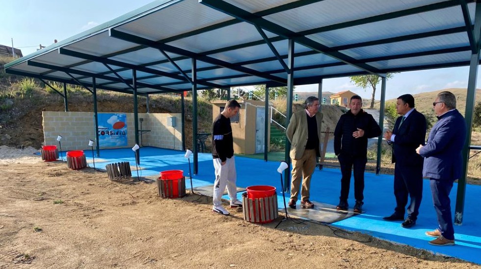 El presidente de la Diputación, Carlos García, en el campo de tiro de El Fresnillo.
