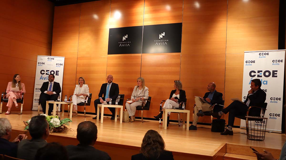 Acto de CEOE con los candidatos a la alcaldía de Ávila.
