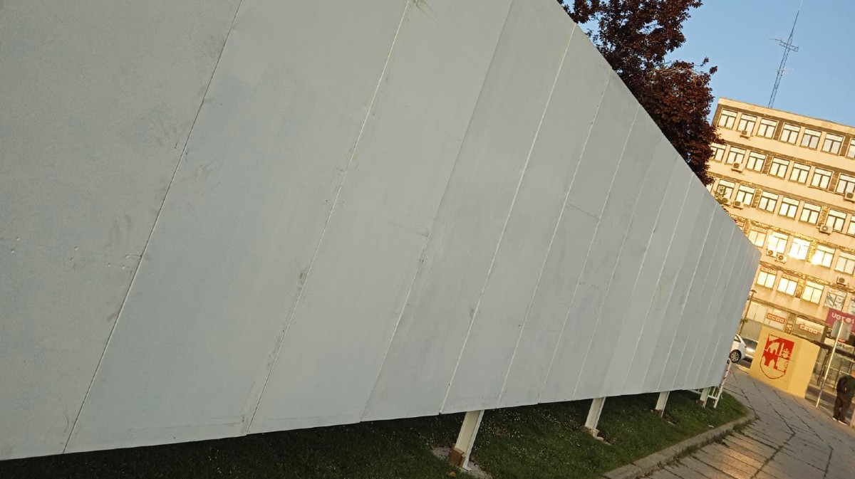 Panel preparado para la publicidad electoral en la plaza de Santa Ana.