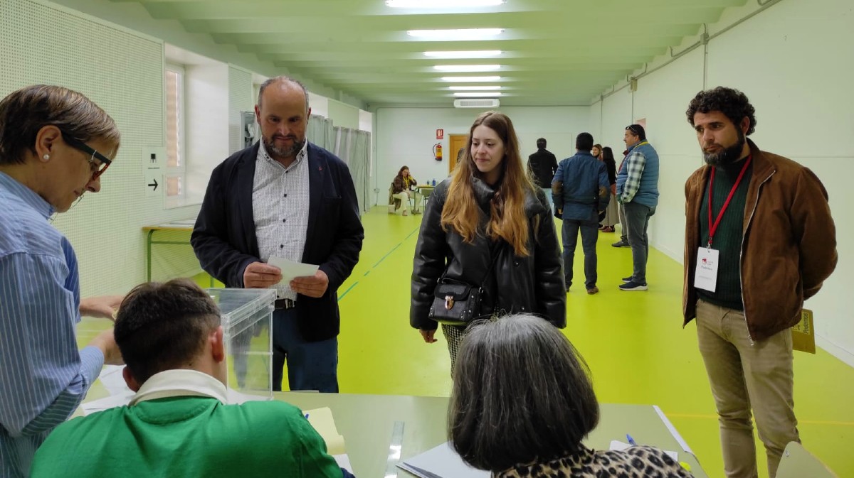 La candidata de IU-Podemos junto a miembros de su lista en el Colegio Sánchez-Albornoz.