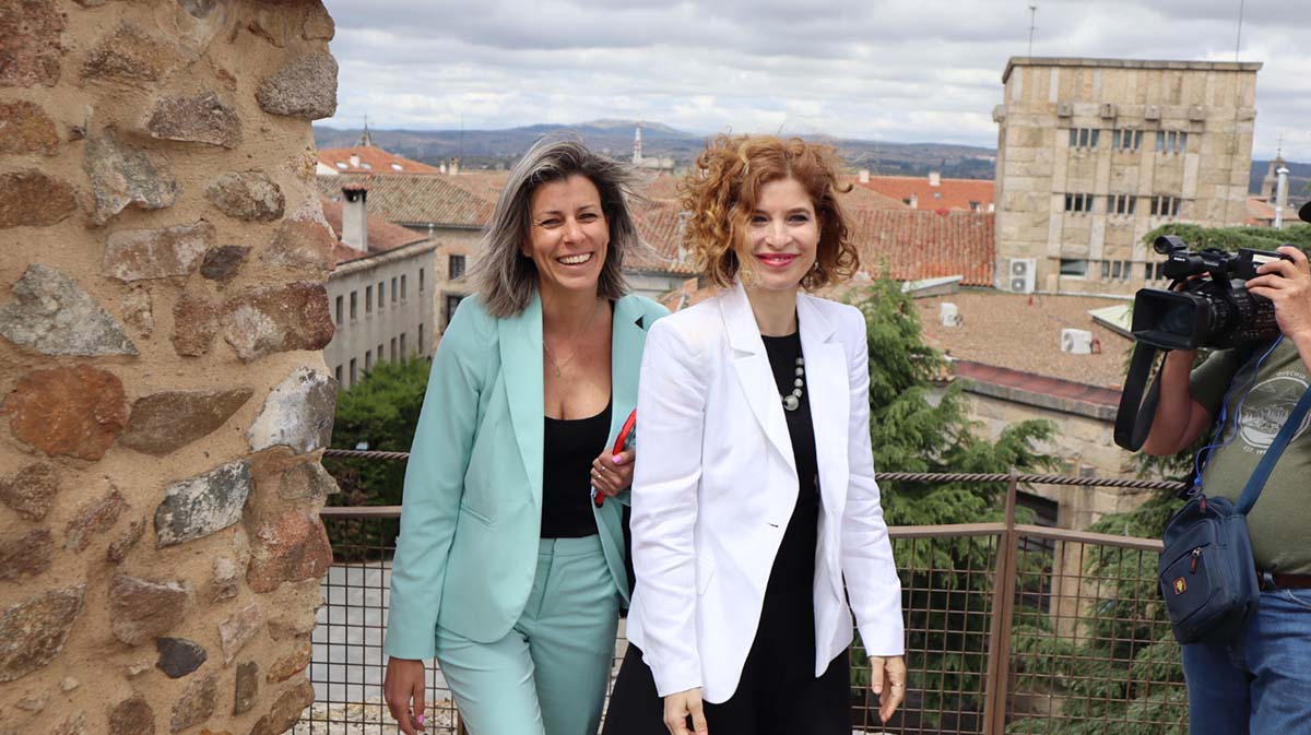 Eva Arias, candidata a la alcaldía de Ávila y Hana Jalloul, portavoz socialista en la Asamblea de Madrid