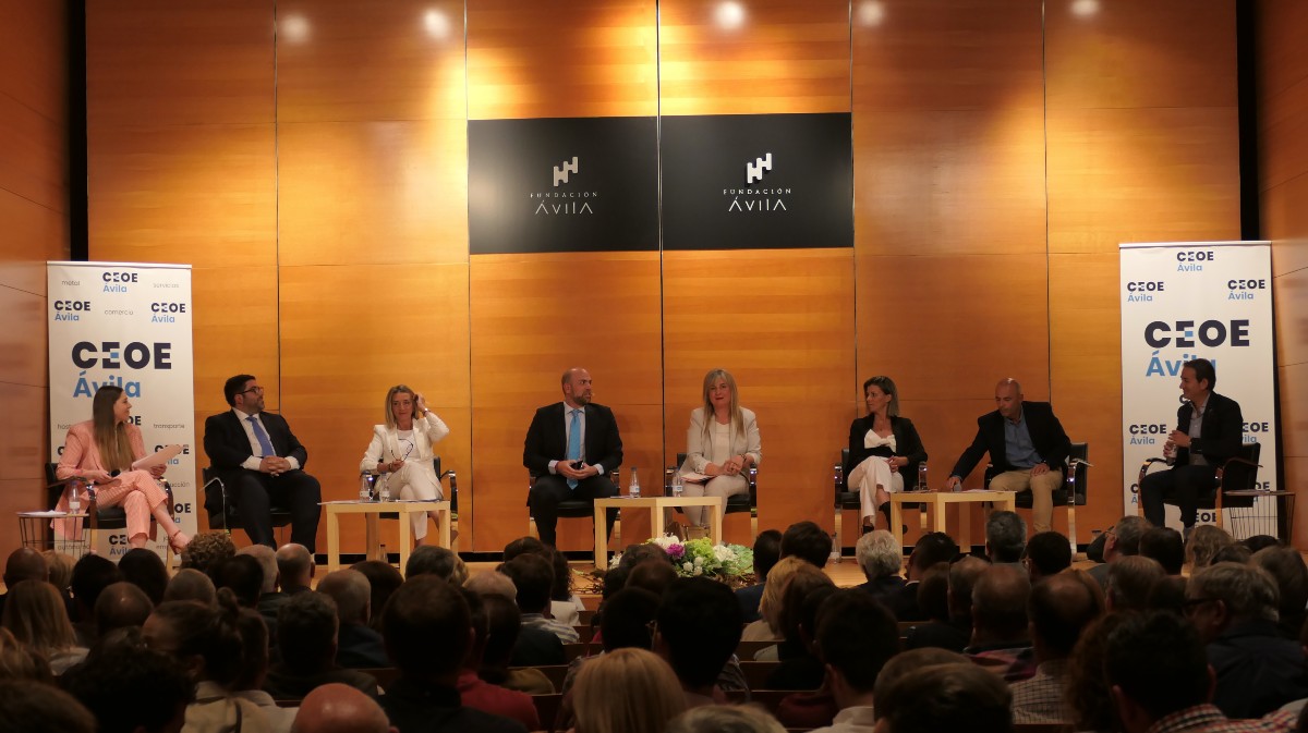 Acto de CEOE con los candidatos a la alcaldía.