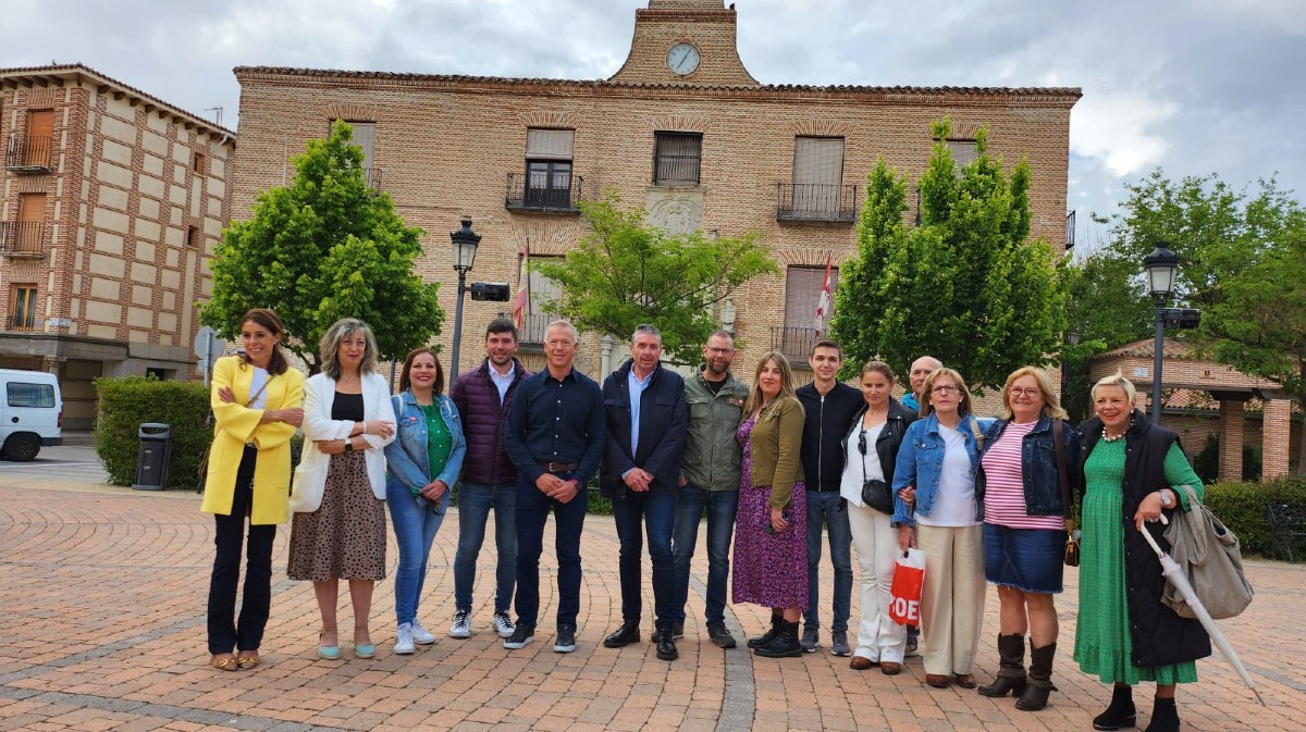 Ander Gil con los candidatos del PSOE de Arévalo.
