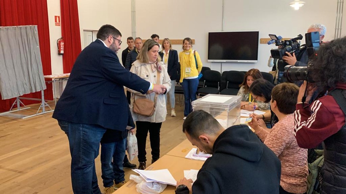 Sánchez Cabrera vota en el Conservatorio Profesional de Música.