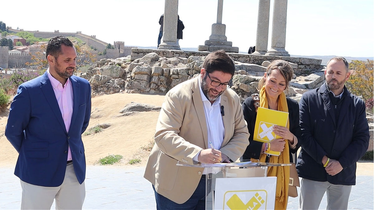 Jesús Manuel Sánchez Cabrera, candidato a la alcaldía, firmando el programa electoral, junto a otros candidatos