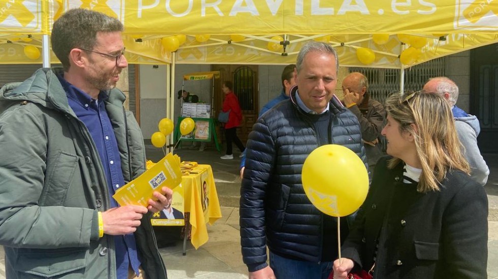 Candidatos del PP en campaña, el domingo.