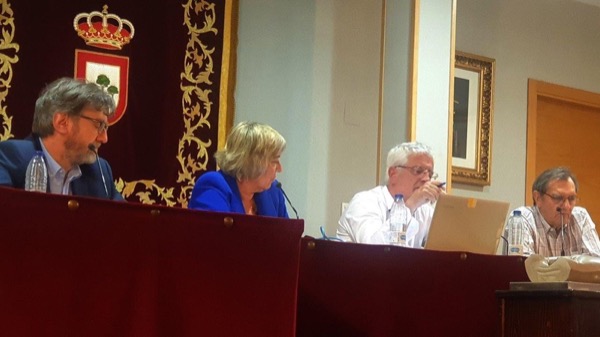 10. Participantes en el Episodio de Historia Local de El Hoyo de Pinares en el 750 aniversario de l otorgamiento de la carta de heredad por Alfonso X El Sabio. De izda a dcha: Carlos Galán, Chus Galán, Adolfo Reviejo y Pedro Grande.