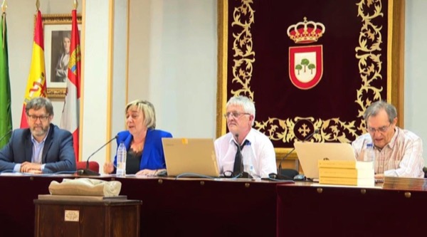 9. Participantes en el Episodio de Historia Local de El Hoyo de Pinares en el 750 aniversario de l otorgamiento de la carta de heredad por Alfonso X El Sabio. De izda a dcha: Carlos Galán, Chus Galán, Adolfo Reviejo y Pedro Grande.