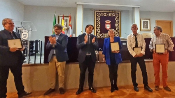 13. Entrega de sello conmemorativo a los participantes en el Episodio de Historia Local de El Hoyo de Pinares en el 750 aniversario de l otorgamiento de la carta de heredad por Alfonso X El Sabio..