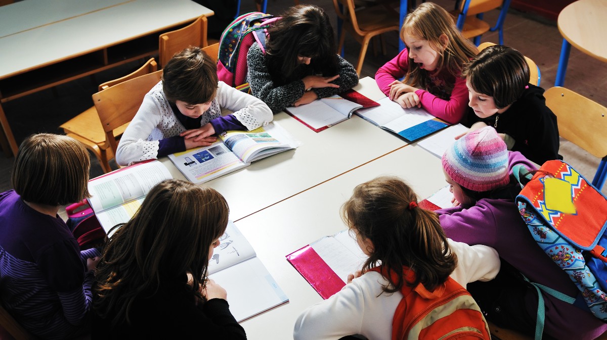 Imagen de archivo de niños en un colegio.