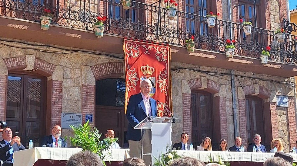 John Major interviene en el nombramiento de Tristan Garel-Jones como hijo adoptivo de Candeleda.