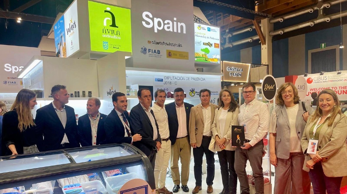 La delegación abulense en la Feria Cibus en Parma (Italia) con los presidentes de las diputaciones de Palencia y Soria, Ángeles Armisén y Benito Serrano.