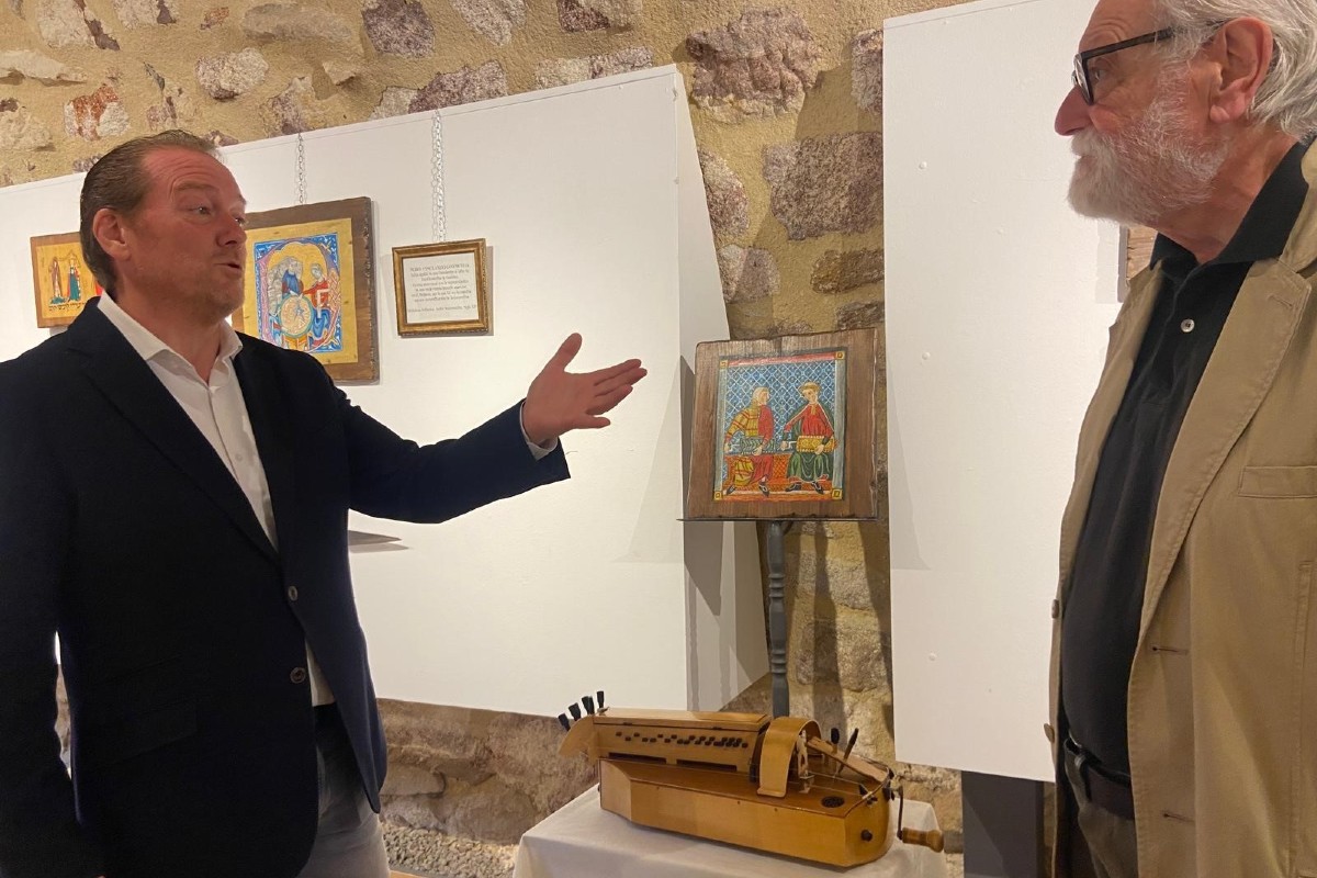 El concejal de Cultura, Ángel Sánchez, con Gustavo Sarrión ‘Arcipictor’, en la exposición del Episcopio.