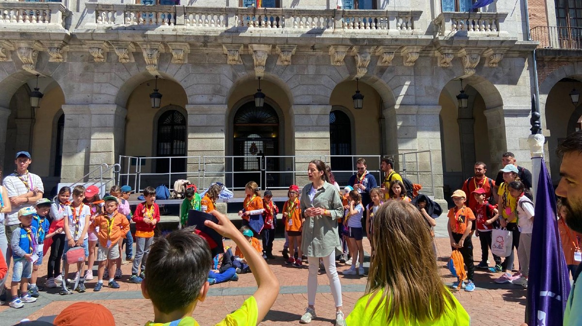 La concejala Cristina Garcia recibe a los participantes en el Encuentro de Castores de Castilla y León.