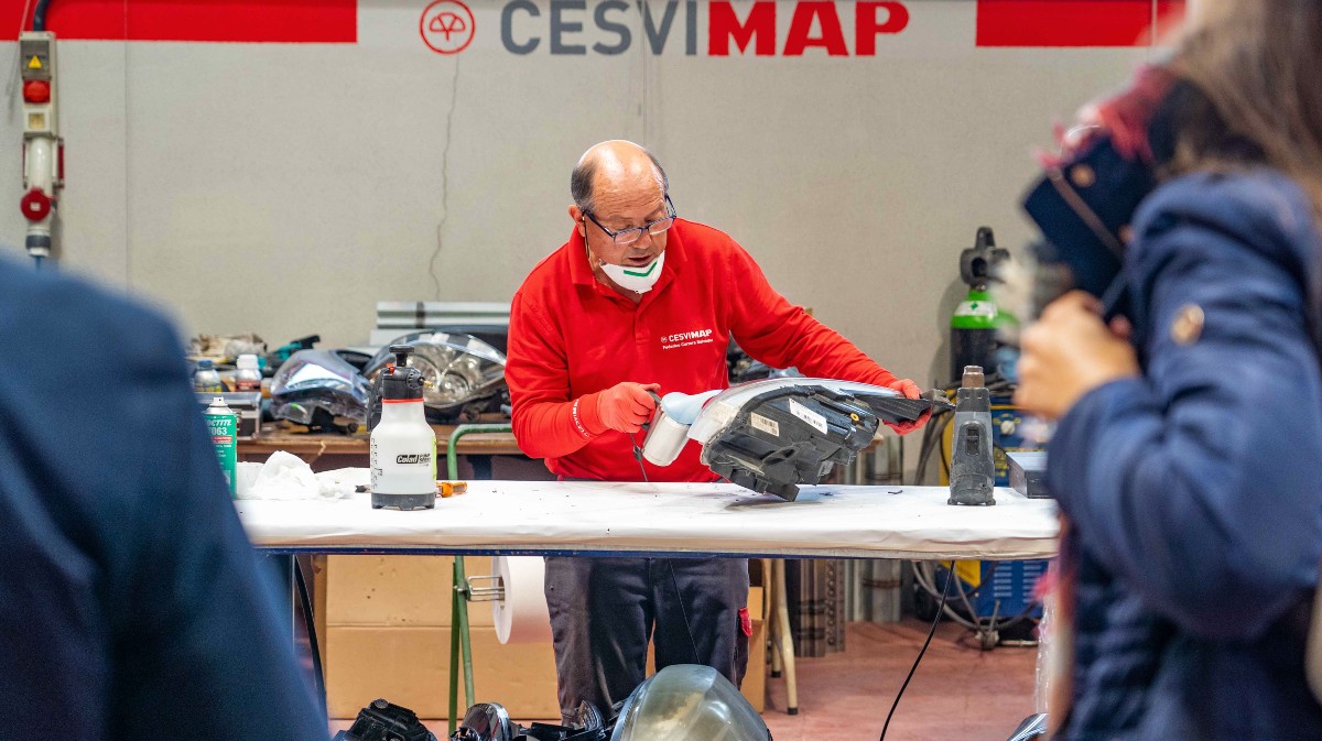 Un empleado de Cesvimap repara una pieza.
