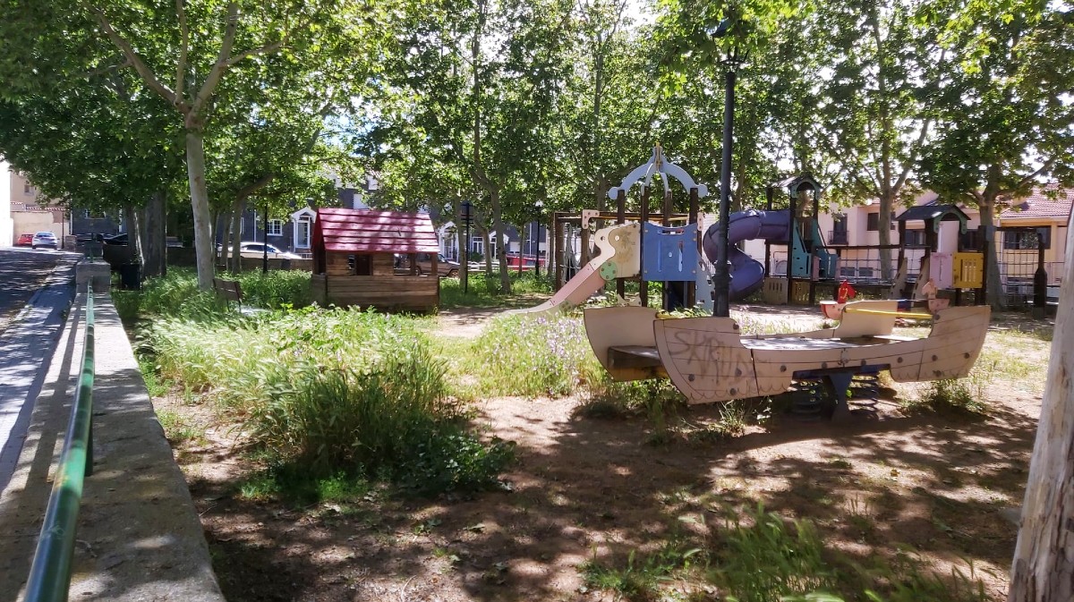 Exigen mejoras urgentes en parques infantiles y zonas ajardinadas