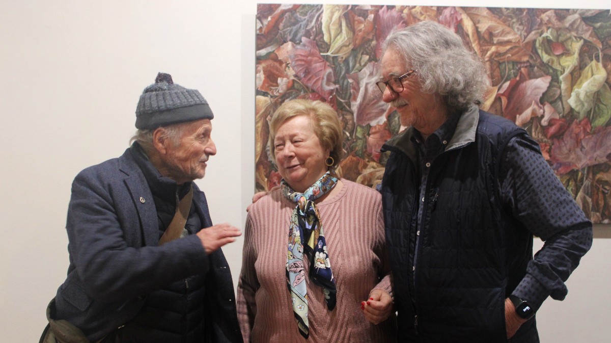 Antonio López visita la exposición de Rafael Muyor en Ávila.