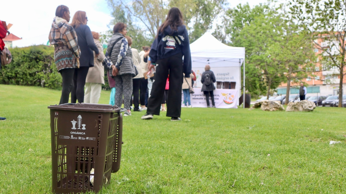 Reparto de cubos y bolsas de reciclaje en el barrio de la Universidad