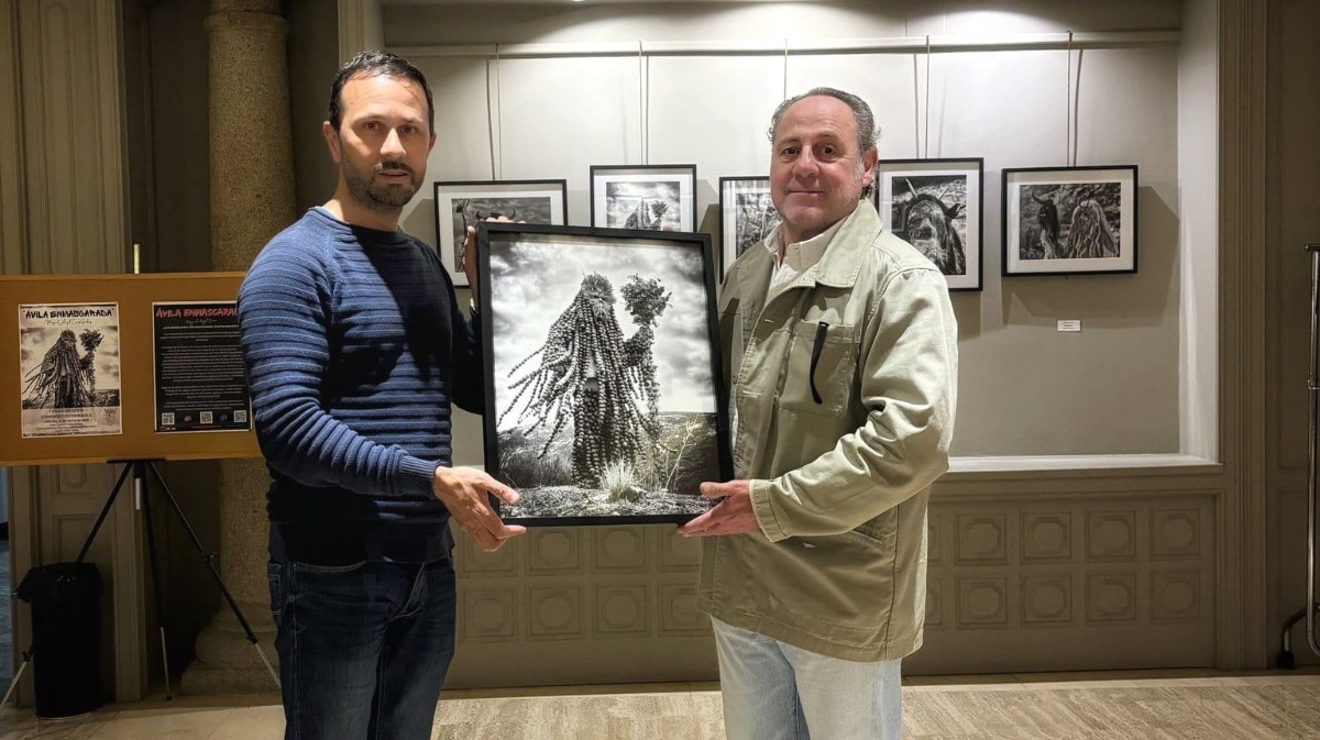 El fotógrafo Miguel Ángel Cruz Sánchez y el presidente del Casino Abulense, Ramón Velayos.