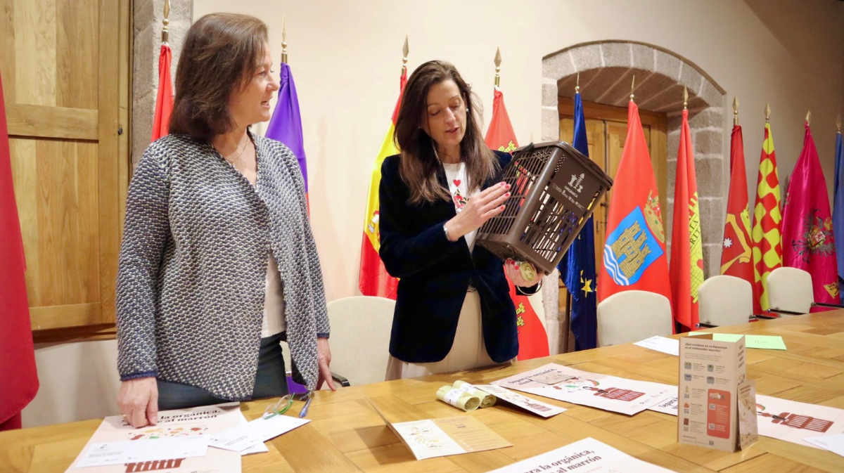 Presentación de la campaña de reparto de cubos marrones a comienzos de mayo.