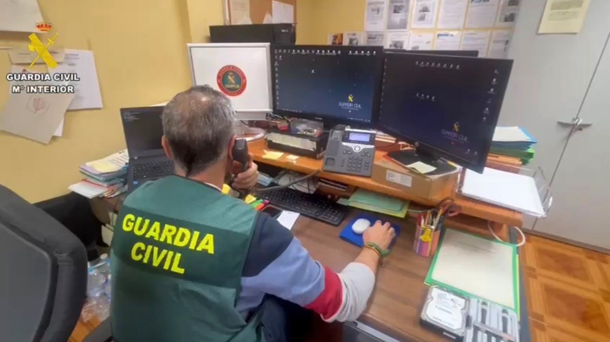 Equipo @ de la Comandancia de la Guardia Civil.