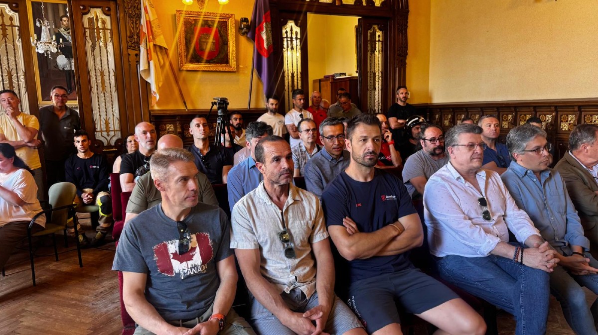Bomberos del Ayuntamiento de &Aacute;vila en el pleno municipal.