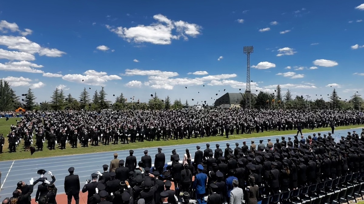VÍDEO | Nuevos policías juran sus cargos con un calor de justicia