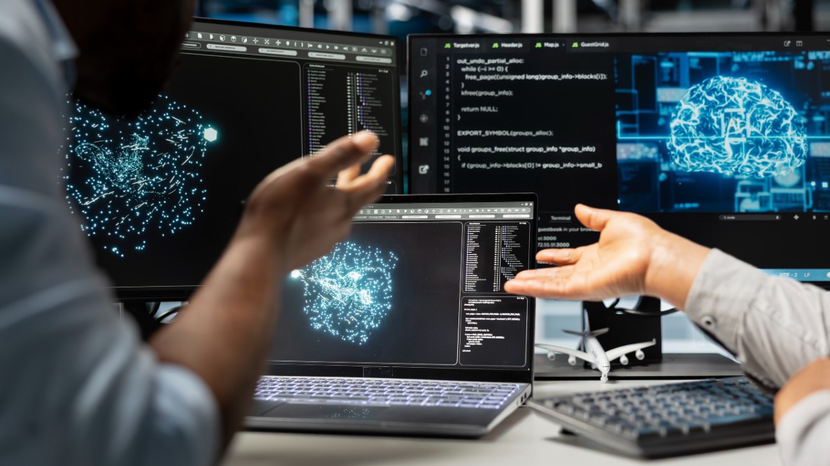 Pogramadores trabajan en inteligencia artificial.