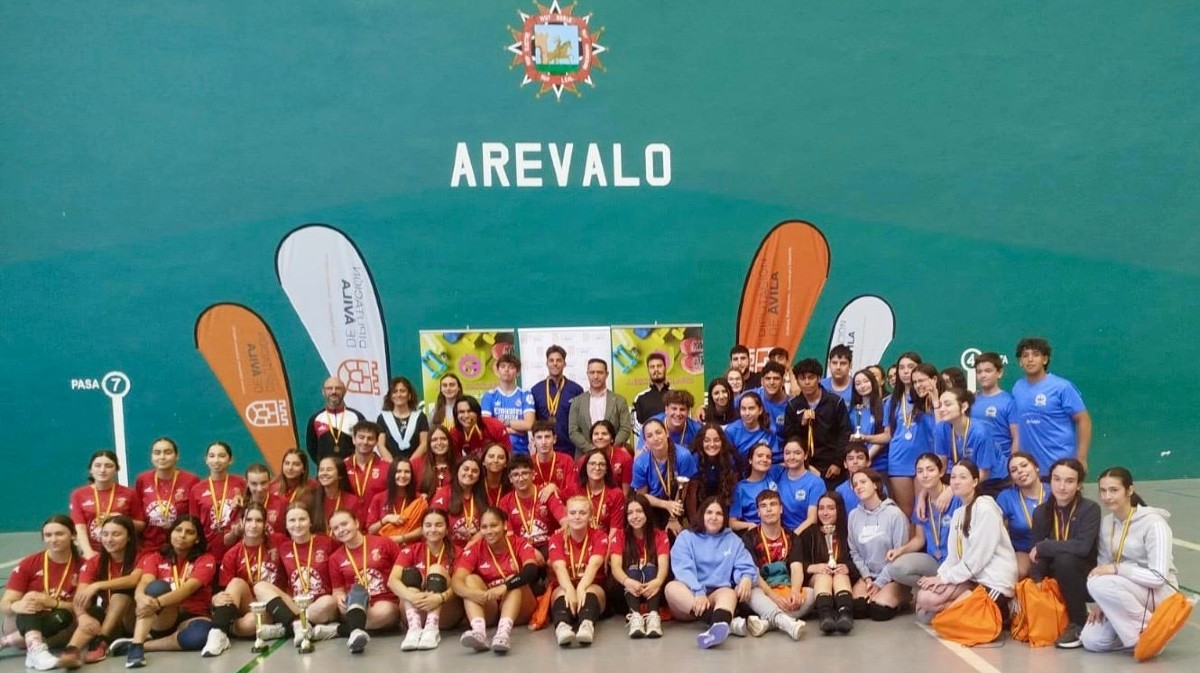 Participantes en las finales de voleibol de los Juegos Escolares en Ar&eacute;valo.