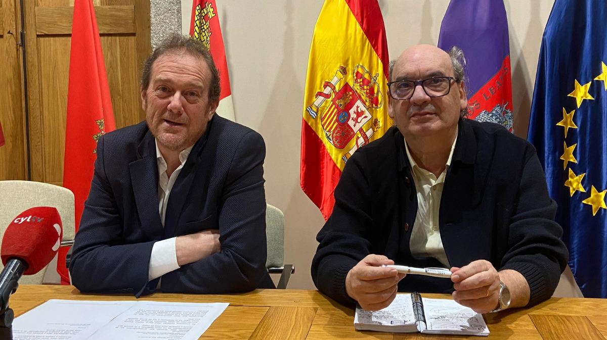&Aacute;ngel S&aacute;nchez y Jos&eacute; Mar&iacute;a Mu&ntilde;oz Quir&oacute;s presentan el ciclo 'Encuentros con la m&uacute;sica y la poes&iacute;a'.