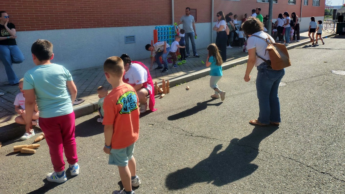 FOTOS | ‘Jugar nos une’ para empezar las fiestas del barrio Valle Amblés