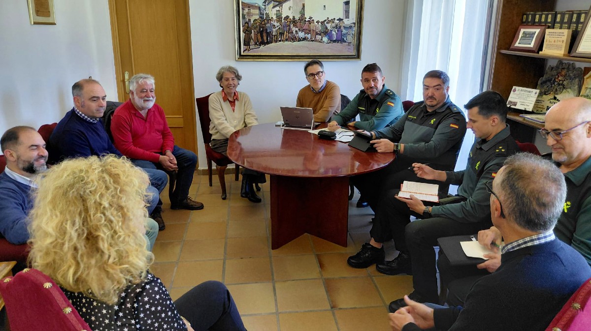 Alcaldes de las Cinco Villas con el subdelegado y Guardia Civil.