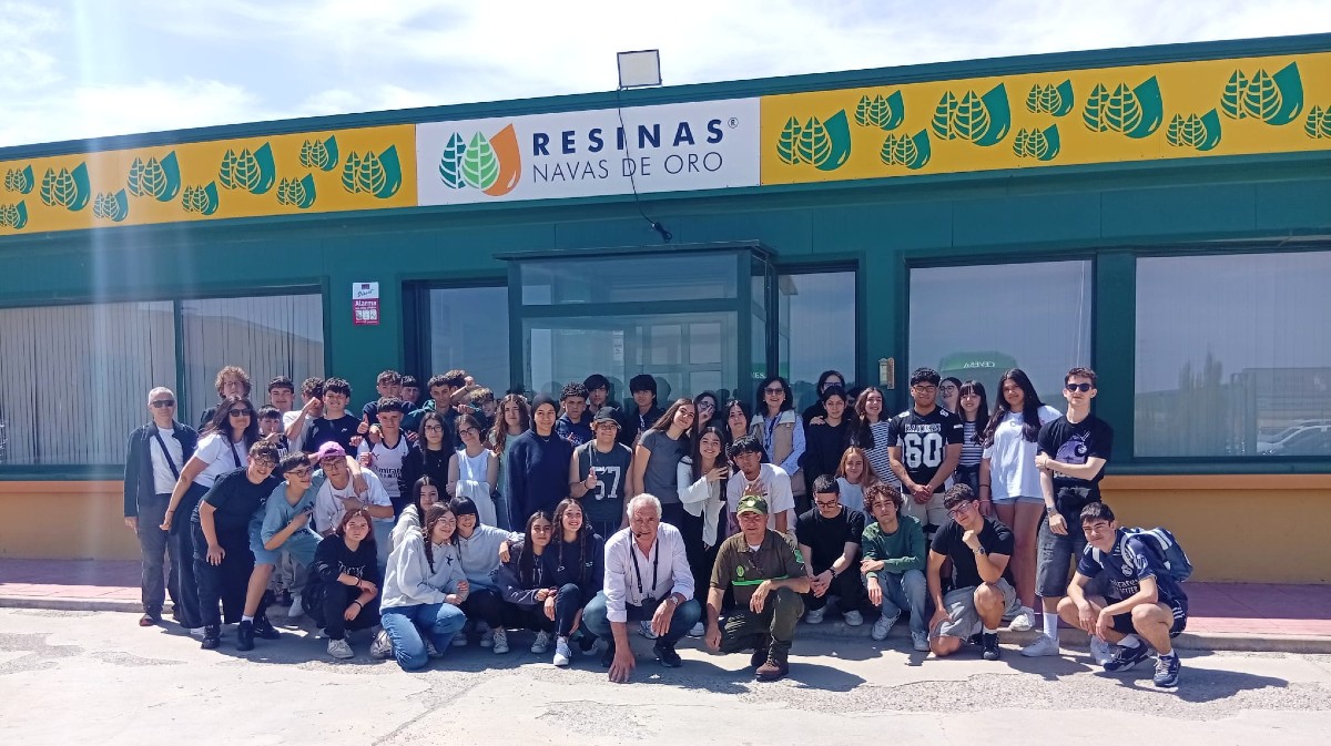 Estudiantes exploran la tradición resinera en Navas de Oro
