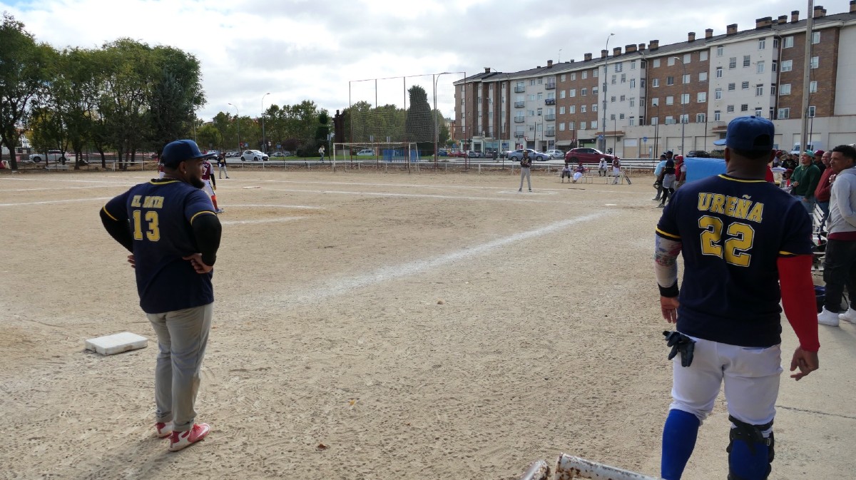 Campo anexo al Adolfo Su&aacute;rez durante un partido de s&oacute;ftbol.