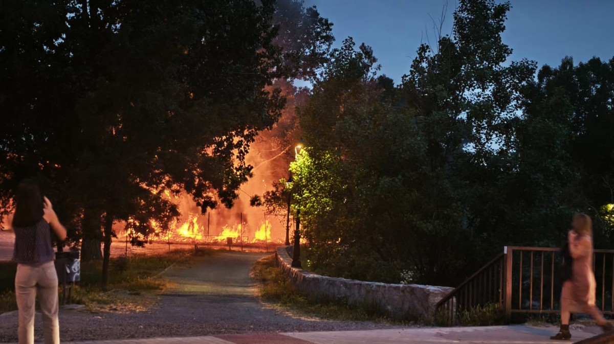 Incendio junto al estadio Adolfo Su&aacute;rez.