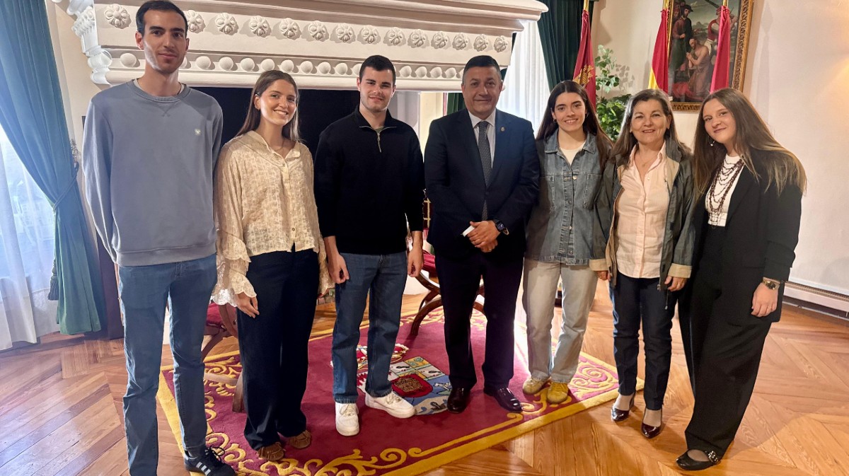 Alumnas y directora de la Escuela de Enfermer&iacute;a, con el presidente de la Diputacion de &Aacute;vila.