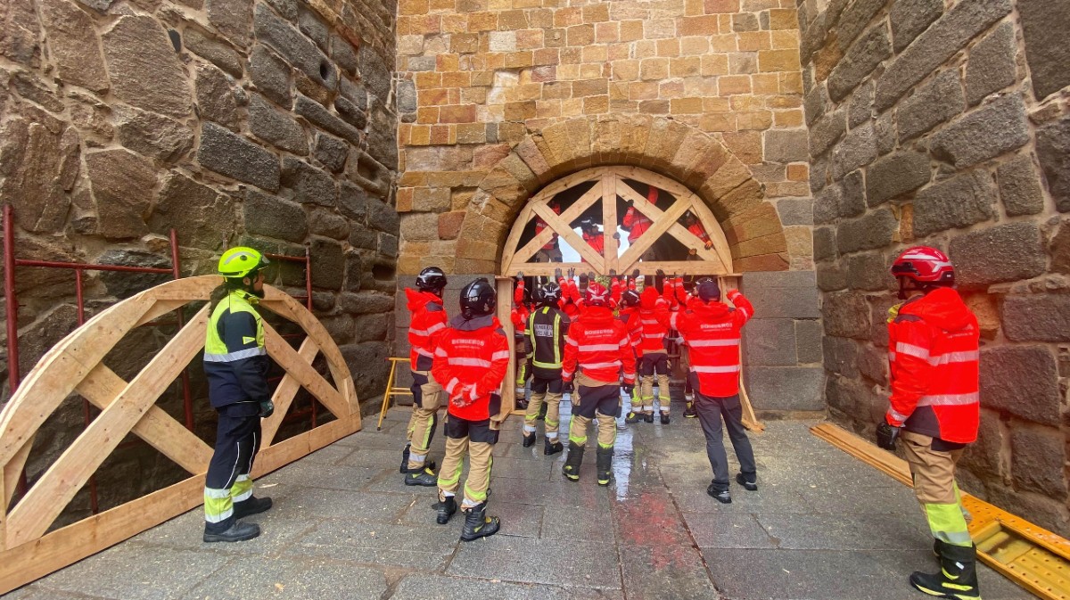 Los bomberos ejecutan un ejercicio de apuntalamiento del arco de la muralla en San Vicente.
