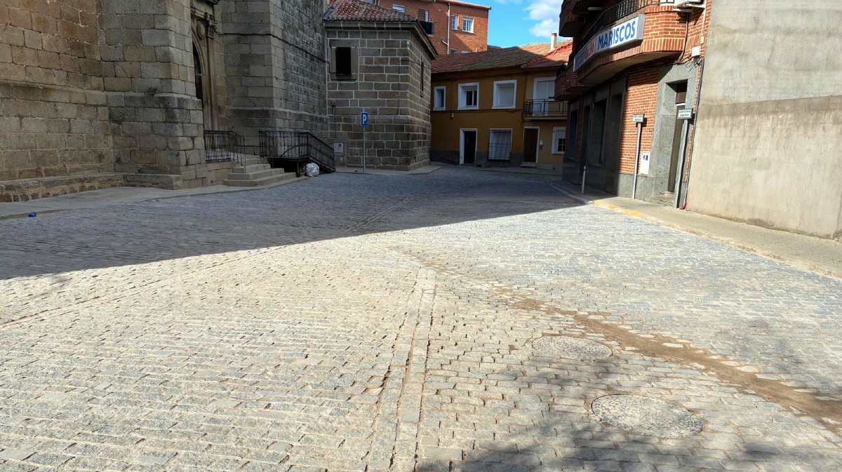 Adoquinado de calles en el entorno de la iglesia de Cebreros.