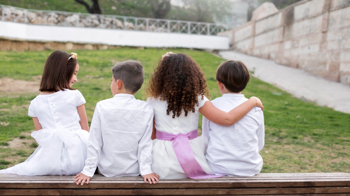 Ni&ntilde;os y ni&ntilde;as en una primera comuni&oacute;n.