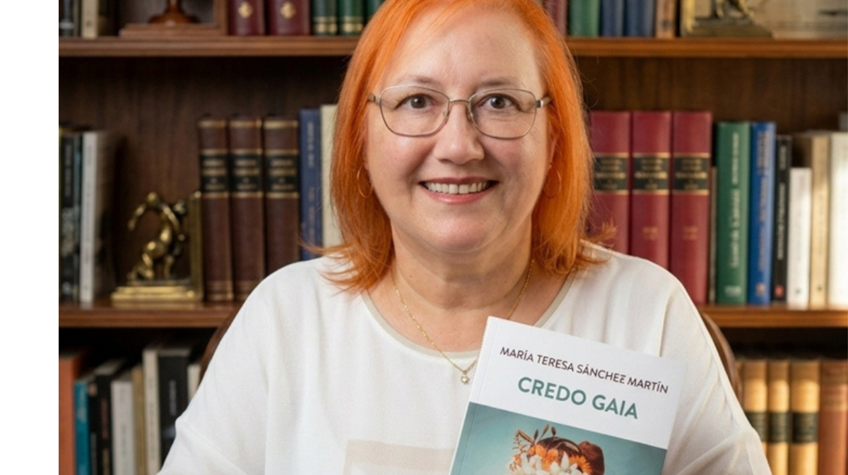 La poeta abulense Mar&iacute;a Teresa S&aacute;nchez Mart&iacute;n posa con un ejemplar de 'Credo Gaia'