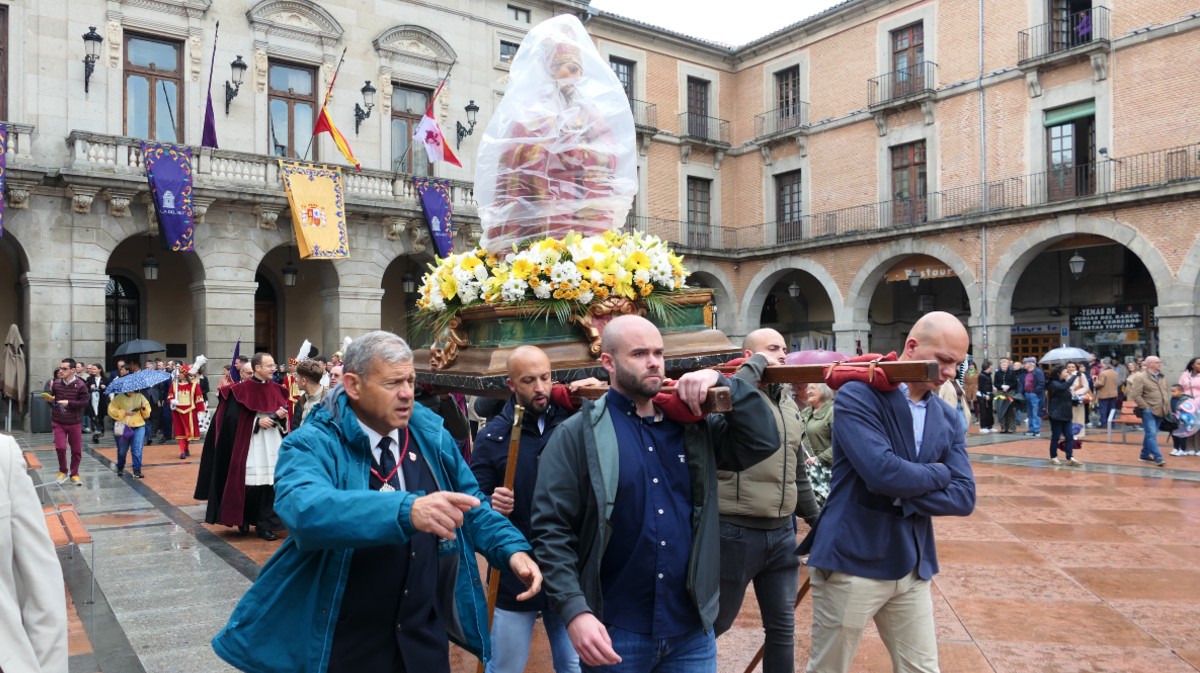 Procesi&oacute;n de San Segundo con la imagen tapada para evitar la lluvia.