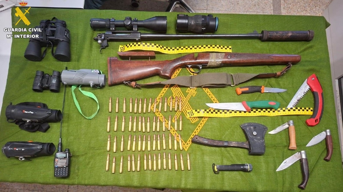 Armas y dispositivos incautados a los furtivos en Gredos.