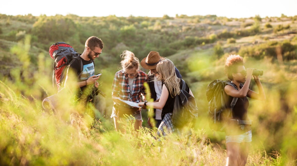 Un grupo de turistas realizan una rura por la naturaleza.