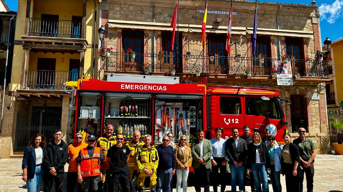 Entrega de una autobomba al Ayuntamiento de Candeleda.