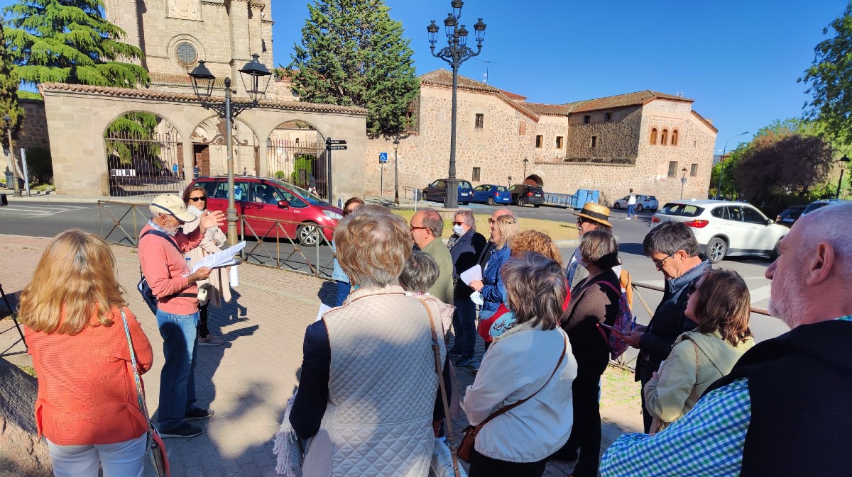 Recorrido entre plazas, memoria y autores