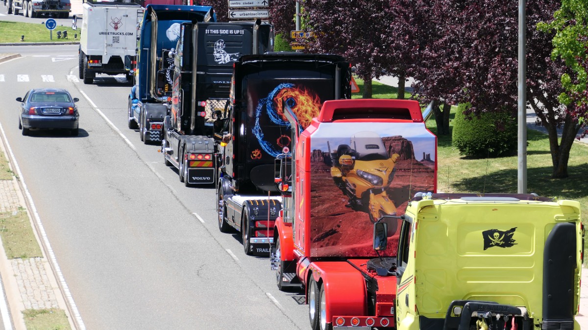VÍDEO y FOTOS | Bocinazos y claxon: rugen los gigantes de la carretera