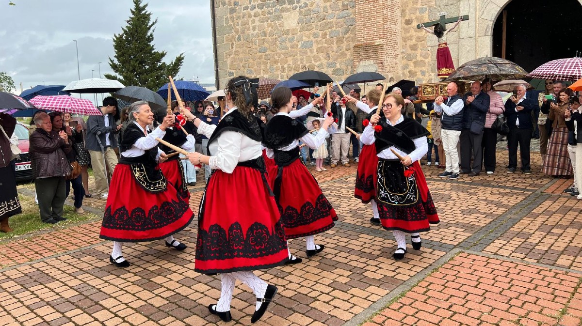 Las mujeres devuelven a Riocabado la danza de los palos