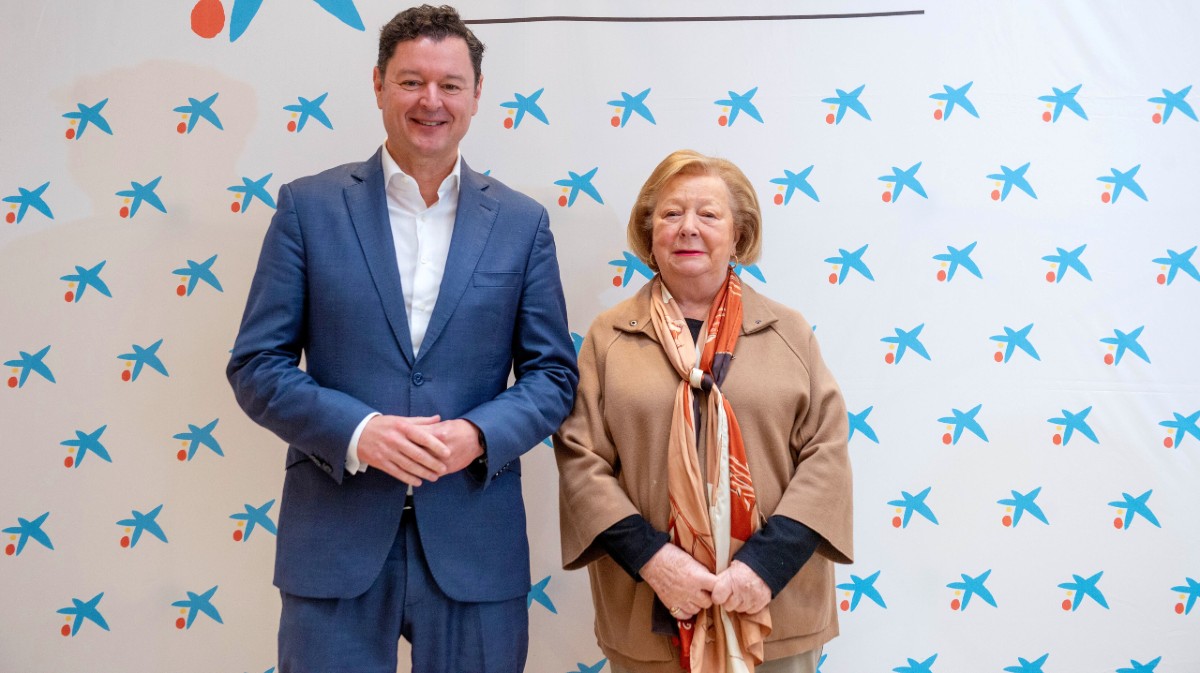 El director territorial de CaixaBank en Castilla y Le&oacute;n y la presidenta de la Fundaci&oacute;n &Aacute;vila.
